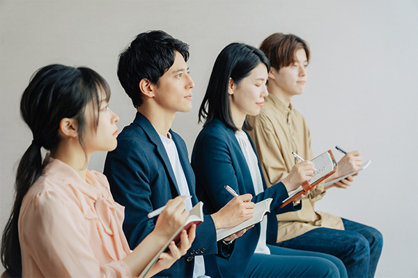 教育と研修の違いとは？社内研修・社内教育のメリット、デメリットを解説